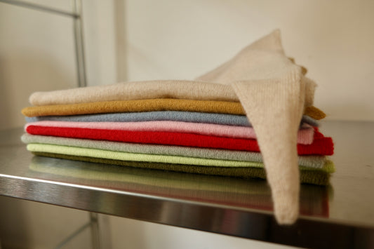 100% cashmere triangle scarf - blue