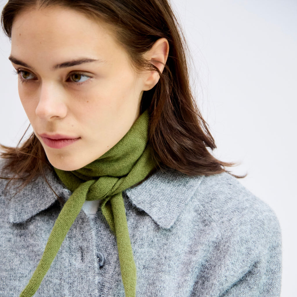 100% Cashmere triangle scarf - olive