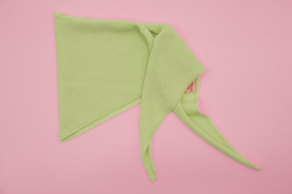 Leuchtend neonfarbenes Finding Dodo Dreiecktuch aus 100% Kaschmir auf rosa Hintergrund.
